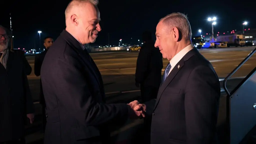 Kristof Szalay-Bobrovniczky i Benjanin Netanjahu na lotnisku w Budapeszcie 