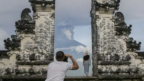 Turyści robią zdjęcia na tle wulkanu Agung widocznego z miejscowości Datah na Bali