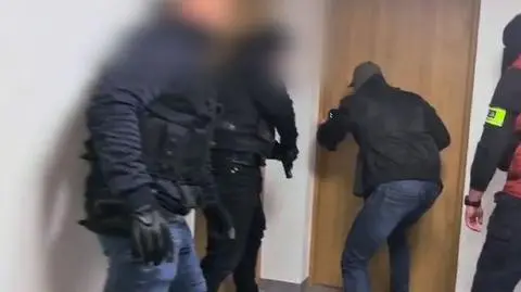 Podawali się za policjantów, zabierali oszczędności całego życia