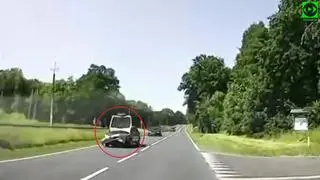 Kierowca jechał z podniesioną maską samochodu 