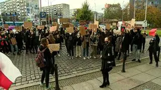 Studenci i uczniowie protestują pod wrocławską siedzibą PiS