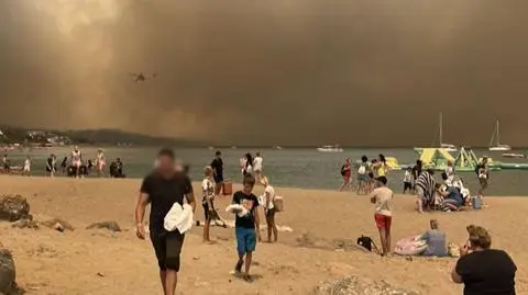 Pożary w Grecji i ewakuacja turystów uciekających przed ogniem (wideo z lipca 2023)