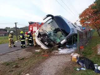 Autokar zjechał z drogi i wjechał do przydrożnego rowu. 