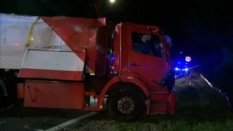 Cysterna wpadła do rowu i przewróciła się na dach. Kierowca twierdzi, że to przez rowerzystę