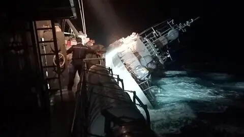 Trwa walka z czasem. Okręt wojenny zatonął, marynarze w wodzie