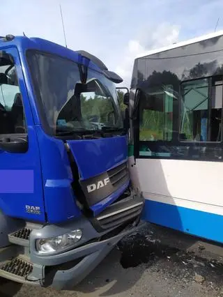 Zderzenie autobusu z ciężarówką w Rybniku