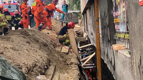 Ocieplali budynek, osunęła się na nich ziemia