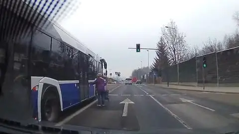 Na środku jezdni próbowała wsiąść do autobusu