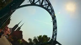 Część kłódek wisi na łuku mostu