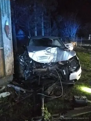 Kierowca wypadł w drogi i uderzył autem w dom 