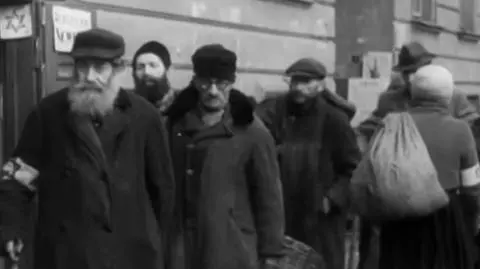 Premier: nawet milion Polaków pomagało Żydom. Historycy: to liczby podawane nieodpowiedzialnie