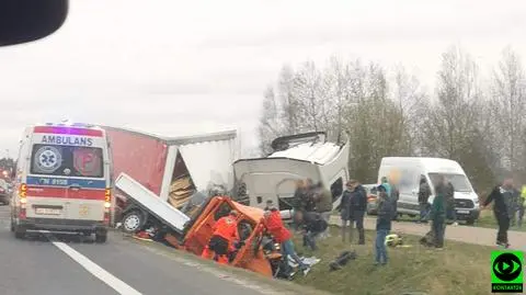 Czołowe zderzenie. Dwóch mężczyzn nie żyje, troje rannych