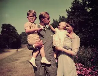 Książę Karol z rodzicami i księżniczką Anną, lato 1951 roku