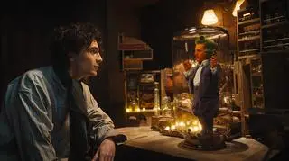 Timothee Chalamet i Hugh Grant w filmie "Wonka" w reżyserii Paula Kinga