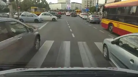 Przejazd karetki pogotowia po Warszawie z perspektywy kierowcy