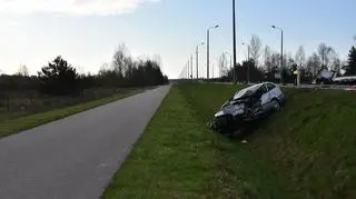 Auto po zderzeniu z cysterną wpadło do rowu