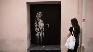 Banksy na drzwiach do klubu Bataclan