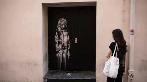 Banksy na drzwiach do klubu Bataclan