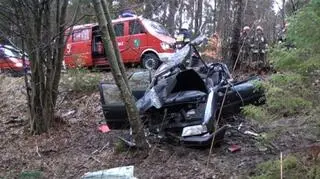 Samochód dachował i zsunął się ze skarpy