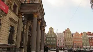 Bogato zdobione wejście do budynku Starej Giełdy