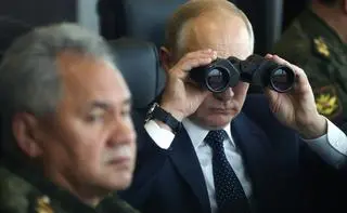 Putin obserwuje przebieg ćwiczeń wojskowych. Zdjęcie archiwalne 