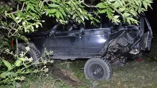 Auto terenowe zostało wypchnięte z jezdni