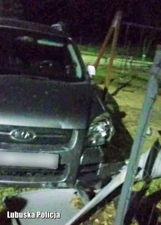 Pijany kierowca wjechał w ogrodzenie placu zabaw