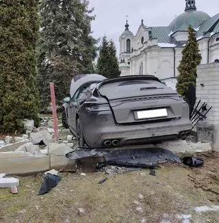 Porsche wjechało w ogrodzenie plebanii w Luszowicach (woj. małopolskie)