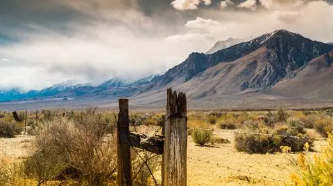 nevada usa sierra nevada góry pole płot shutterstock_1124099747
