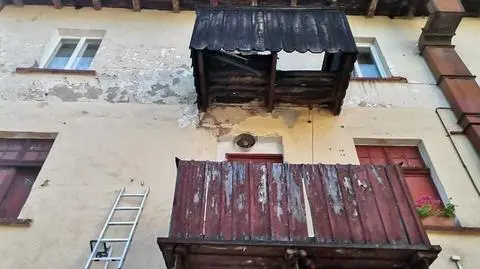 Wyszła na papierosa. Zarwała się pod nią podłoga balkonu