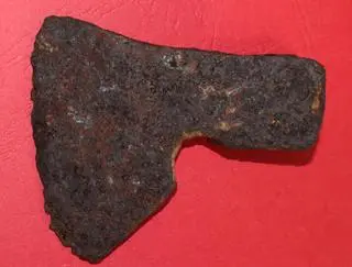 Do służb konserwatorskich trafił też, już bardziej współczesny, toporek 