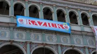 Baner "Kaziuk" zawisł na ścianie Ratusza 