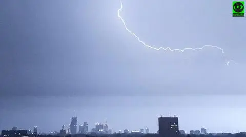 Wieczorna burza nad Warszawą. Powalone drzewa, zalane ulice