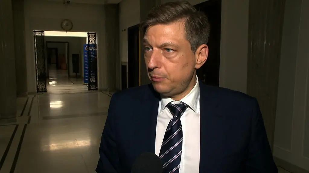 Tradycyjnie pod osłoną nocy PiS morduje demokrację