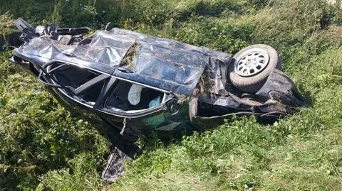 Uciekał przed policja, dachował w rowie, zmarł 21-latek