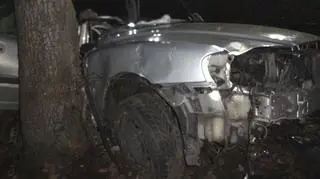 Volvo uderzyło w drzewo prawą stroną, tam, gdzie siedziała dwulatka