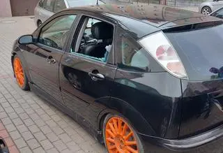 Na widok policjantów zamknął się w aucie. Był poszukiwany listem gończym