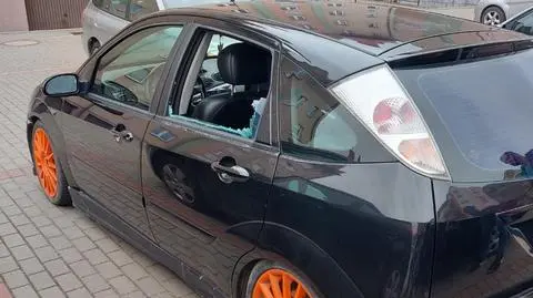 Na widok policjantów zamknął się w aucie. Był poszukiwany listem gończym