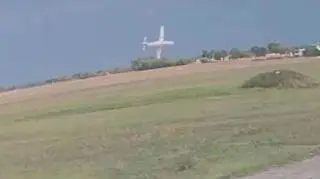 Samolot tuż przed uderzeniem w hangar