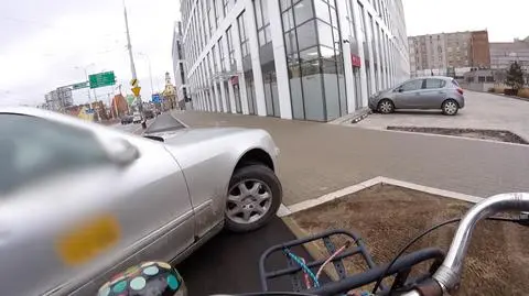 Niemal potrącił rowerzystkę, później jechał chodnikiem. Taksówkarza szuka policja