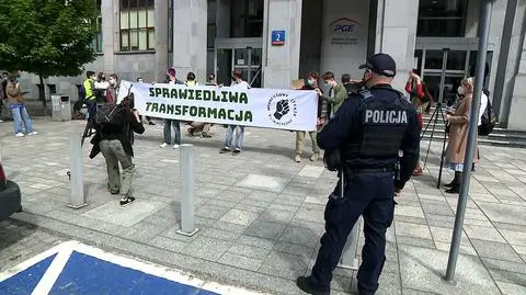 Młodzieżowy Strajk Klimatyczny przed siedzibą PGE. "Sprawiedliwa transformacja"