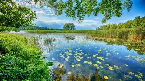 Pogodnie chmury burze Mazury jezioro