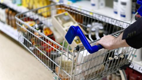 Co z zakupami? Czy mogę wyprowadzić psa? Pytania i odpowiedzi w sprawie nowych ograniczeń
