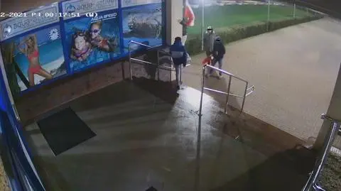 On ściągał flagę, kompan ściągał mu spodnie, wszystko nagrała kamera. "Nawet Ojciec Mateusz im nie pomoże"