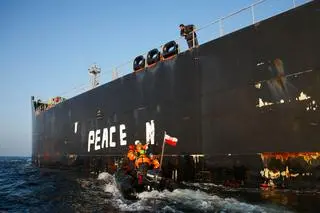 "PEACE NOT OIL" na burcie tankowca Andromeda