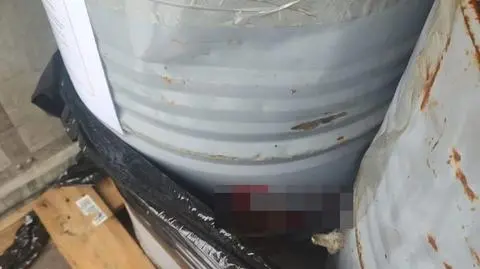 Część beczek stała wiekiem do dołu