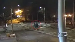 Przewrócił przenośną toaletę w centrum miasta. Dostał mandat i musiał ją podnieść