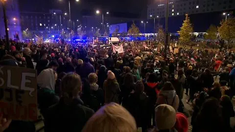 "Gdzie jest policja?", pytał tłum. To byli policjanci. Bez mundurów, z teleskopowymi pałkami