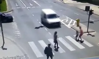 Obecnie pieszy ma pierwszeństwo będąc na pasach, po zmianie przepisów będzie je miał już wchodząc na zebrę