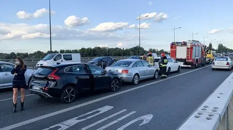 Kolizja trzech aut na moście Łazienkowskim. Ogromny korek w stronę Saskiej Kępy